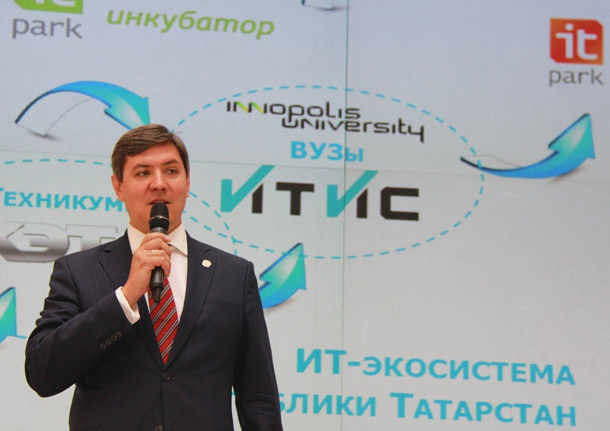 Роман Шайхутдинов поприветствовал финалистов конкурса «Юный программист»