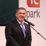 Президент Татарстана Рустам Минниханов в ИТ-парке поздравил победителей Республиканского молодежного Форума